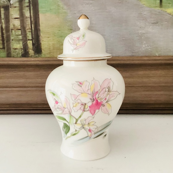 Vintage Translucent Bone China Ginger Jar White Gold Pink Floral Japan FLAW - Picture 1 of 12